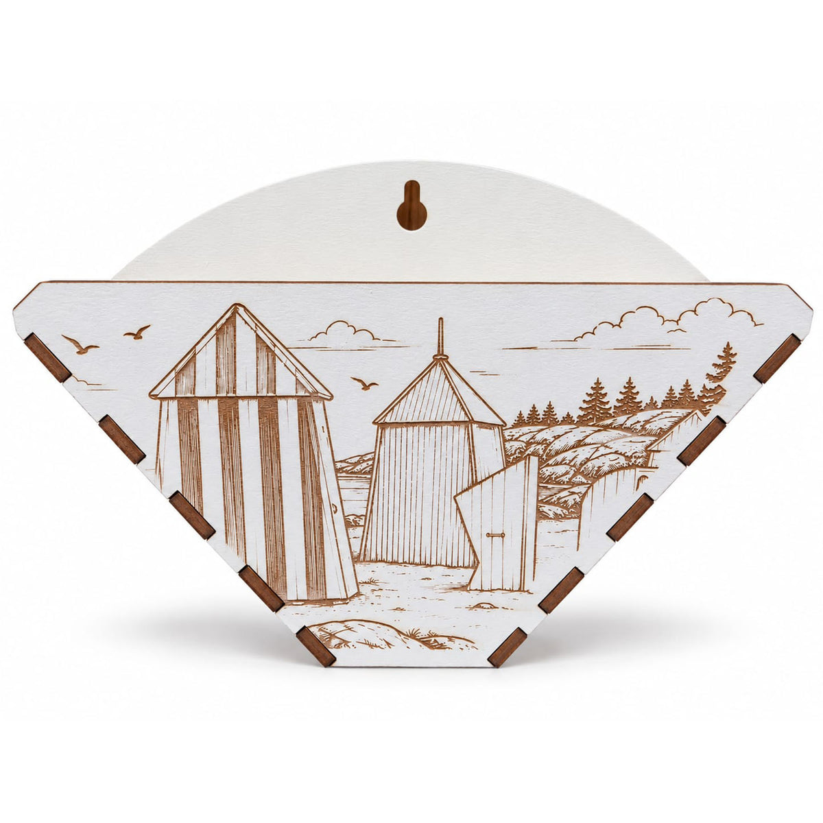 Hangö wooden coffee filter holder with laser-engraved seaside and traditional beach hut design, made by Hangonpuukko. Hangö kaffefilterhållare i trä med lasergraverat havsmotiv och traditionella badhytter, tillverkad av Hangonpuukko. Hangö-kahvinsuodatinpidike puusta, laserkaiverretulla merimaisemalla ja perinteisillä uimakopeilla, valmistaja Hangonpuukko.